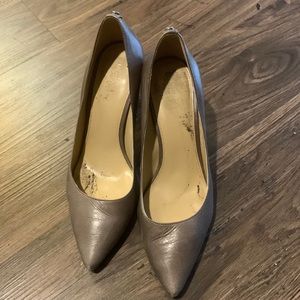 Michael Kors taupe pump heel